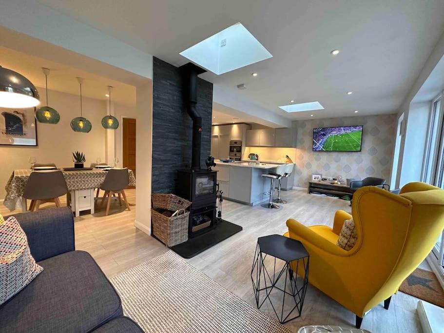 Contemporary, Open Plan, 3 Bedroom House In - Sleeps 5-6 Holiday home *