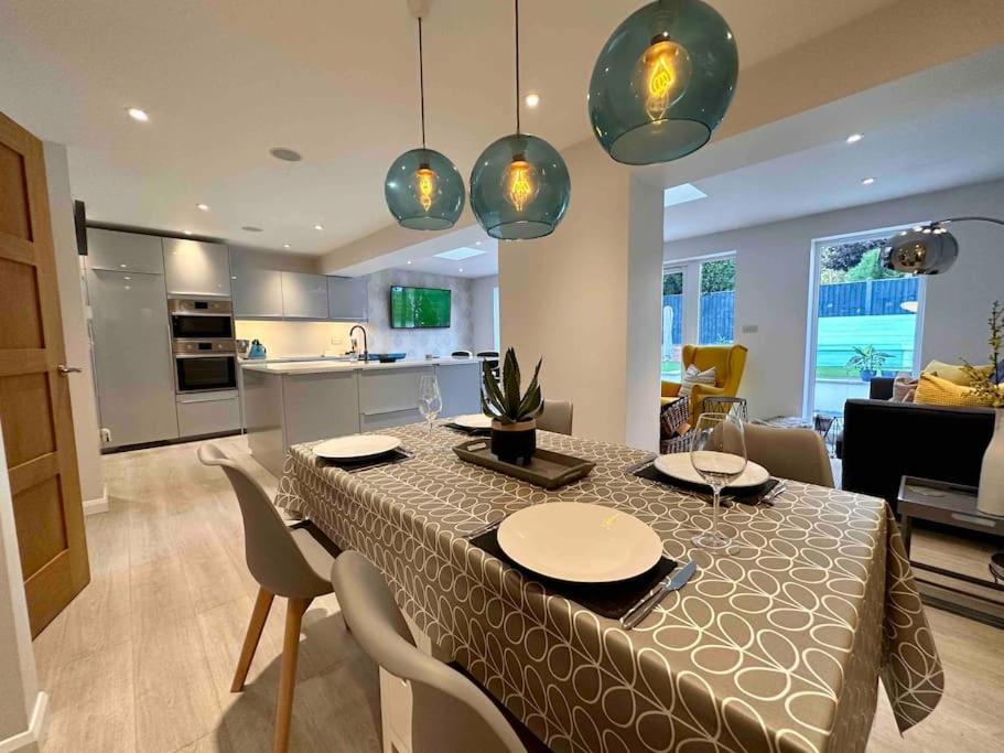 Contemporary, Open Plan, 3 Bedroom House In - Sleeps 5-6 Holiday home Hereford