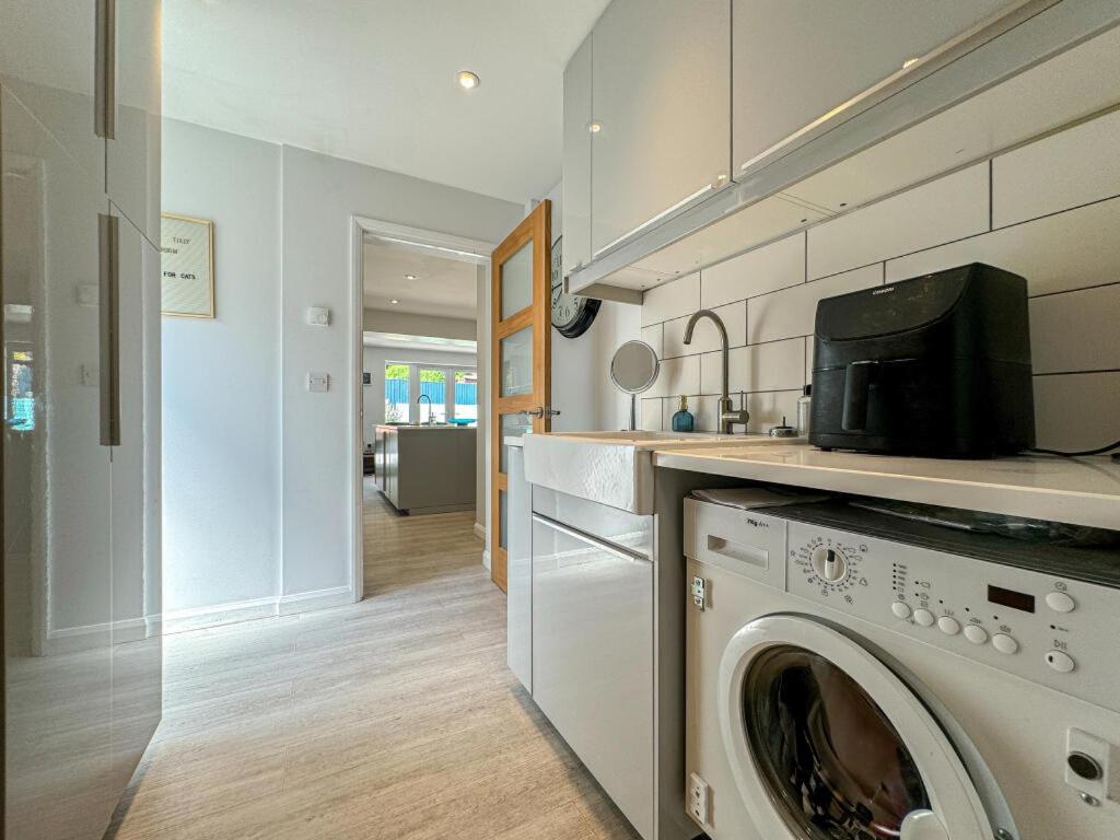 Contemporary, Open Plan, 3 Bedroom House In - Sleeps 5-6 Holiday home